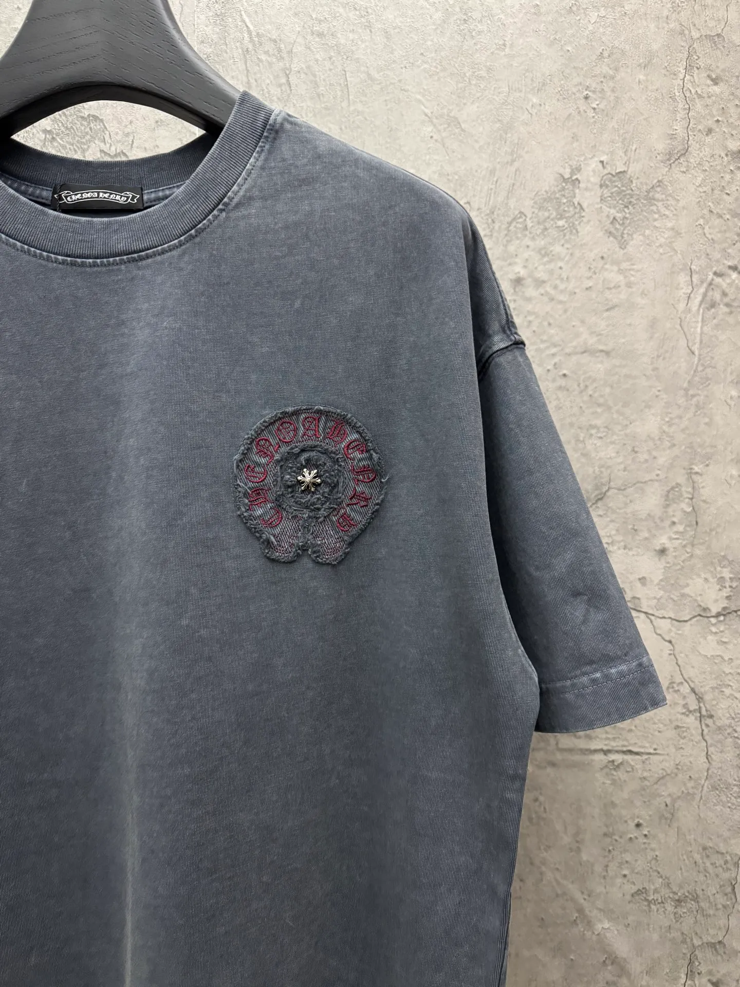 P240 top version, real shot without P, ​​different from market currency) 𝗖𝗵𝗿𝗼𝗺𝗲 𝗛𝗲𝗮𝗿𝘁𝘀/Croxin 2026 spring new original single counter American washed patch embroidered couple short sleeves 👑The highest version! Customized fabric 320 grams, washed and fried. Best-selling model at the counter. Very comfortable to wear. Accessories: Original molded and authenticated collar label➕100% silk wash label. Genuine purchase-grade original hangtag➕matching hanging rope➕3D hanging beads➕original packaging bag. Craftsmanship: The original version has consistent wiring! The highest version of the armhole matching technique! Color: Gray Black Size: S M L XL Style No.: 6602